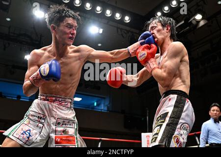 Tokyo, Japon. 14th févr. 2023. Kenta Nakagawa (gants rouges) et Akio Furutani (gants bleus) se disputent lors de leur combat de boxe libre WBO Asie Pacifique Super Flyweight au Korekuen Hall à Tokyo, Japon, 14 février 2023. Crédit: Hiroaki Finito Yamaguchi/AFLO/Alamy Live News Banque D'Images