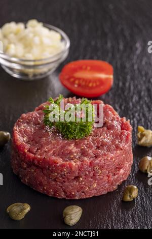 Steak Tartare sur le ardoise noire Banque D'Images