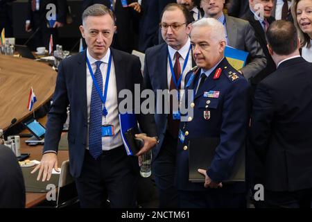 Bruxelles, Belgique. 15th févr. 2023. Levent Gumrukcu arrive pour une réunion de deux jours des ministres de la défense de l'Alliance au siège de l'OTAN à Bruxelles, Belgique, le 15 février 2023. Crédit: ALEXANDROS MICHAILIDIS/Alamy Live News Banque D'Images