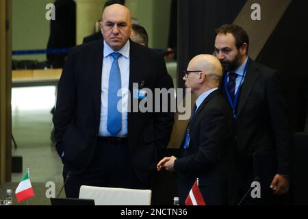 Bruxelles, Belgique. 15th févr. 2023. Guido Crosetto, ministre de la Défense, se présente pour une réunion de deux jours des ministres de la Défense de l'Alliance au siège de l'OTAN à Bruxelles, en Belgique, le 15 février 2023. Crédit: ALEXANDROS MICHAILIDIS/Alamy Live News Banque D'Images
