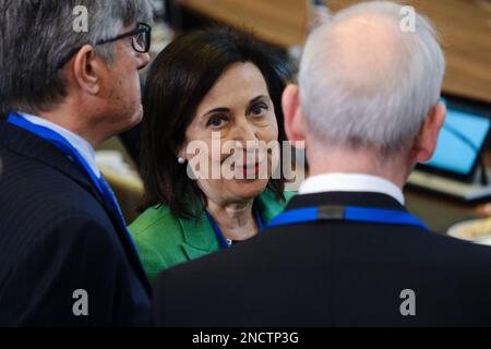 Bruxelles, Belgique. 15th févr. 2023. Margarita Robles, ministre de la Défense, se présente pour une réunion de deux jours des ministres de la Défense de l'Alliance au siège de l'OTAN à Bruxelles, en Belgique, le 15 février 2023. Crédit: ALEXANDROS MICHAILIDIS/Alamy Live News Banque D'Images