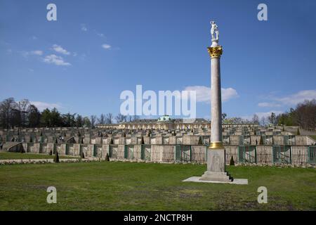 Сolumn avec la sculpture, le palais et le parc Sanssouci, Schloss Sanssouci à Potsdam, Berlin, Allemagne Banque D'Images