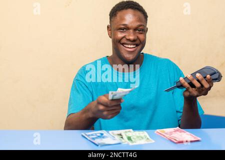 fournisseur de points de vente avec de nouveaux billets naira Banque D'Images
