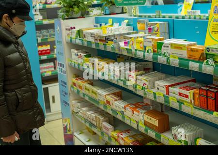 Médicaments sur les étagères d'une pharmacie à Beijing, Chine. Banque D'Images