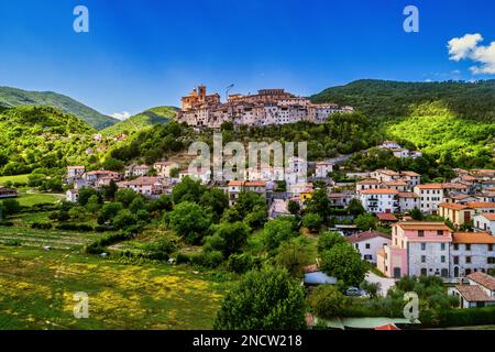 La ville médiévale historique de Contigliano perchée sur une colline surplombant la plaine de Rieti. Contigliano, province de Rieti, Latium, Italie, Europe Banque D'Images