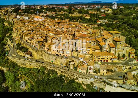 Vue aérienne du village médiéval de Civita di Grotte di Castro qui se dresse sur un ancien village étrusque. Latium, Italie, Europe Banque D'Images