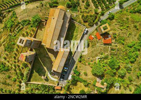 Vue aérienne de la basilique médiévale de San Pietro in Tuscania, site de l'acropole étrusque. Tuscania, province de Viterbo, Latium, Italie, Europe Banque D'Images