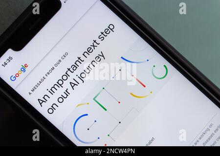 "Une étape importante sur notre voyage ai" de blog.google site vu dans iPhone. Google a annoncé le projet d'IA rival de ChatGPT appelé Bard Banque D'Images
