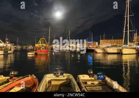 Nouvelle Lune brillant à travers les nuages et éclairant le port de Santa Margherita Ligure Italie. Août 2022 Banque D'Images