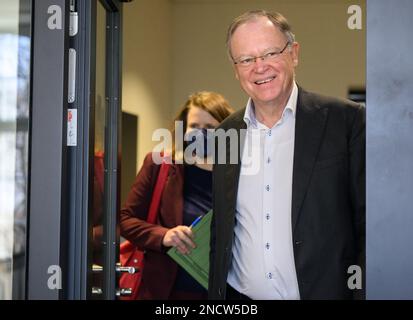 Hanovre, Allemagne. 15th févr. 2023. Stephan Weil (SPD), ministre président de la Basse-Saxe, et Julia Willie Hamburg (Bündnis 90/Die Grünen), ministre de l'éducation et des Affaires culturelles de la Basse-Saxe, arrivent au Parlement pour une conférence de presse du gouvernement de la Basse-Saxe sur le bilan de 100 jours. Credit: Julian Stratenschulte/dpa/Alay Live News Banque D'Images