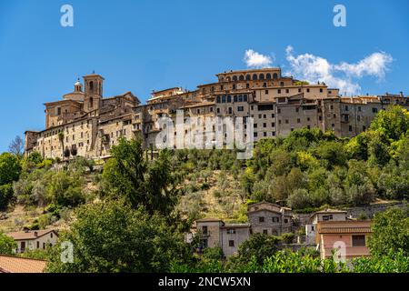 La ville médiévale historique de Contigliano perchée sur une colline surplombant la plaine de Rieti. Contigliano, province de Rieti, Latium, Italie, Europe Banque D'Images