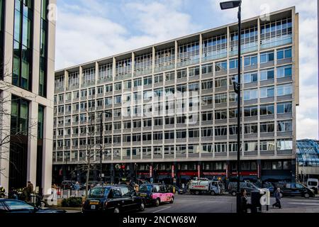 Elizabeth House, un immeuble de bureaux de 1960s, situé sur le chemin York, adjacent à la station de Waterloo, dont la démolition et le réaménagement du site sont prévus. Londres. ROYAUME-UNI Banque D'Images