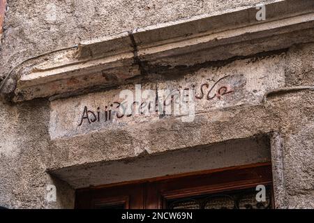 Écriture ancienne gravée dans l'architecture d'une maison médiévale dans le village de Contigliano. Contigliano, province de Rieti, Ombrie, Italie, Europe Banque D'Images