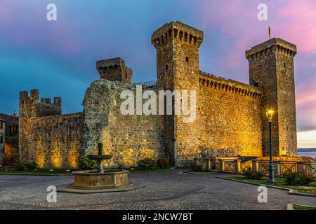 Coucher de soleil sur la Rocca Monaldeschi della Cervara depuis la place Monaldeschi. Bolsena, province de Viterbo, Ombrie, Italie, Europe Banque D'Images