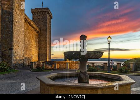 Coucher de soleil sur la Rocca Monaldeschi della Cervara depuis la place Monaldeschi. Bolsena, province de Viterbo, Ombrie, Italie, Europe Banque D'Images