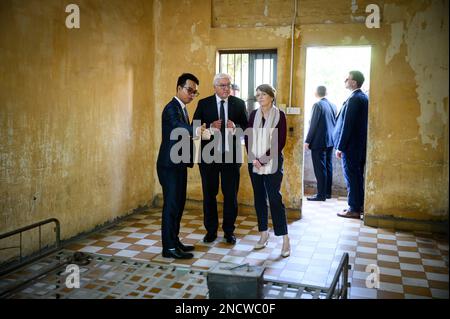 Phnom Penh, Cambodge. 15th févr. 2023. Le président allemand Frank-Walter Steinmeier et son épouse Elke Büdenbender sont guidés par Song Pheaktra, chef des archives du musée du génocide Tuol Sleng. Le musée est l'ancienne prison des Khmers rouges S-21 et sert à commémorer les crimes qui y ont été commis pendant le génocide au Cambodge entre 1975 et 1979. Le Président Steinmeier et sa femme visitent les pays du Cambodge et de la Malaisie au cours d'un voyage de cinq jours en Asie du Sud-est. Credit: Bernd von Jutrczenka/dpa/Alamy Live News Banque D'Images