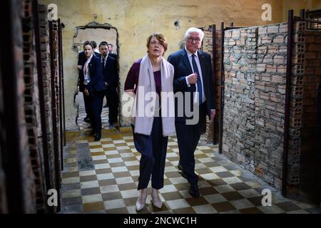 Phnom Penh, Cambodge. 15th févr. 2023. Le président allemand Frank-Walter Steinmeier et son épouse Elke Büdenbender sont guidés à travers le musée du génocide de Tuol Sleng. Le musée est l'ancienne prison des Khmers rouges S-21 et sert à commémorer les crimes qui y ont été commis pendant le génocide au Cambodge entre 1975 et 1979. Le Président Steinmeier et sa femme visitent les pays du Cambodge et de la Malaisie au cours d'un voyage de cinq jours en Asie du Sud-est. Credit: Bernd von Jutrczenka/dpa/Alamy Live News Banque D'Images