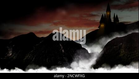 Un monde fantastique. Le château mystique et les montagnes couvrant de brouillard la nuit Banque D'Images
