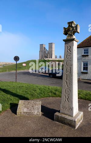 Les tours de Reculver, encadrées par la Croix du Millénaire de 2000 et le King Ethelbert Inn Banque D'Images