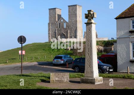 Les tours de Reculver, encadrées par la Croix du Millénaire de 2000 et le King Ethelbert Inn Banque D'Images