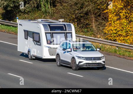 2021 blanc VW VOLKSWAGEN TIGUAN ELEGANCE RDI 4 MOTION sa DSG 1968 cc semi-auto remorquage à 7 vitesses Elddis Chatsworth caravane ; voyageant sur l'autoroute M61, Royaume-Uni Banque D'Images