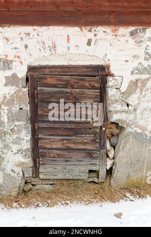 Ancienne porte en bois sur bâtiment en pierre dans le pays. Banque D'Images