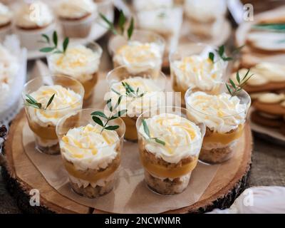 Délicieux buffet de vacances, petits gâteaux et autres desserts. Bar à bonbons. Banque D'Images