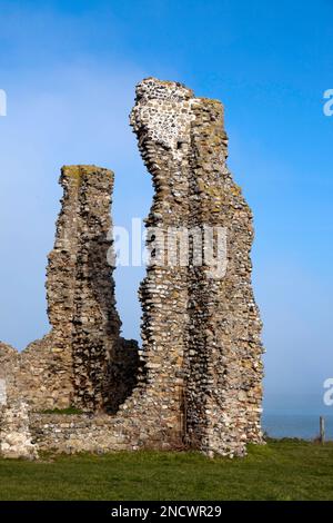 Vue rapprochée d'une partie des vestiges de l'église Sainte-Marie, au parc régional Reculver, Thanet, Kent Banque D'Images