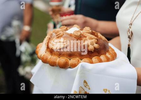 pain de fête. produit pour cérémonies traditionnelles. Décoré avec des fleurs faites de pâte et saupoudreuse au sel. Banque D'Images