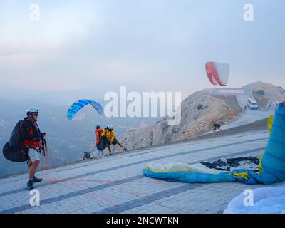 Fethiye, Turquie - octobre 23 2022 : parapente au point de départ. Parachute ou festival de parapente. A eu lieu à Babadag, le célèbre site de parapente cen Banque D'Images