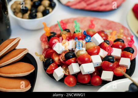 en-cas légers, canapés sur table de fête Banque D'Images