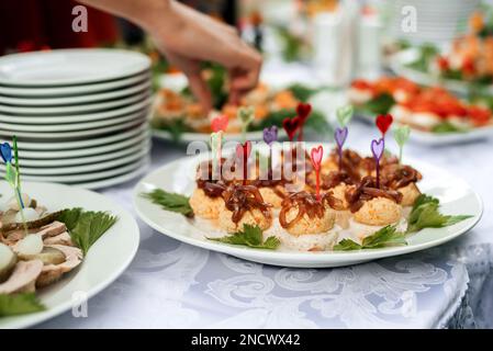 table avec en-cas légers, canapés en verre Banque D'Images