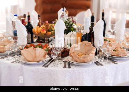 table avec en-cas légers, canapés en verre Banque D'Images