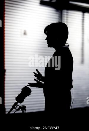 Photo du dossier datée du 13/3/2019 du premier ministre Nicola Sturgeon lors d'une visite à Allied Vehicles Ltd à Glasgow où les voitures sont converties et modifiées pour les rendre accessibles en fauteuil roulant. Selon la BBC, l'esturgeon devrait démissionner de son poste de Premier ministre écossais. Date de publication : mercredi 15 février 2023. Banque D'Images