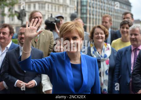 Image ©sous licence de Parsons Media. 15/02/2023. Londres, Royaume-Uni. Nicola Sturgeon resigne . 12062017-Nicola Sturgeon rencontre de nouveaux députés SNP à Westminster. Le premier ministre d'Écosse, Nicola Sturgeon, se joint aux 35 députés du SNP qui ont voté à l'issue de l'élection générale de 2017. Photo par Andrew Parsons / Parsons Media Banque D'Images