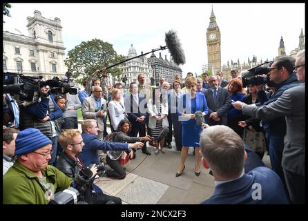 Image ©sous licence de Parsons Media. 15/02/2023. Londres, Royaume-Uni. Nicola Sturgeon resigne . 12062017-Nicola Sturgeon rencontre de nouveaux députés SNP à Westminster. Le premier ministre d'Écosse, Nicola Sturgeon, se joint aux 35 députés du SNP qui ont voté à l'issue de l'élection générale de 2017. Photo par Andrew Parsons / Parsons Media Banque D'Images