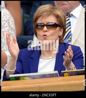 Image ©sous licence de Parsons Media. 15/02/2023. Londres, Royaume-Uni. Nicola Sturgeon resigne . 11/07/2015. Londres, Royaume-Uni. Nicola Sturgeon dans la boîte royale regardant Serena Williams v Garbine Muguruza dans la finale des célibataires des dames sur le court du Centre le jour 12 des Championnats de tennis de Wimbledon photo par Andrew Parsons / Parsons Media Banque D'Images