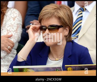 Image ©sous licence de Parsons Media. 15/02/2023. Londres, Royaume-Uni. Nicola Sturgeon resigne . 11/07/2015. Londres, Royaume-Uni. Nicola Sturgeon dans la boîte royale regardant Serena Williams v Garbine Muguruza dans la finale des célibataires des dames sur le court du Centre le jour 12 des Championnats de tennis de Wimbledon photo par Andrew Parsons / Parsons Media Banque D'Images