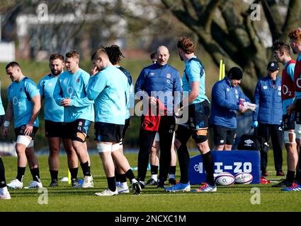 L'entraîneur-chef d'Angleterre Steve Borthwick (au centre) pendant la séance d'entraînement à Lensbury, Londres. Date de la photo: Mercredi 15 février 2023. Banque D'Images