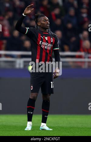 Milan, Italie. 14 février 2023, Rafael Leao de l'AC Milan gestes pendant le tour de la Ligue des champions de l'UEFA de 16 jambe un match entre l'AC Milan et Tottenham Hotspur au stade Giuseppe Meazza sur 14 février 2023 à Milan, Italie. Banque D'Images