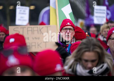 UTRECHT - 15/02/2023Members des syndicats CNV, FNV et CMHF participent à une manifestation nationale sur le Jaarbeursplein à Utrecht. Ils s'engagent à une meilleure convention collective pour les employés municipaux. Les consultations à ce sujet avec l'Association des municipalités néerlandaises (VNG) ont été interrompues. ANP JEROEN JUMELET pays-bas sortie - belgique sortie Banque D'Images