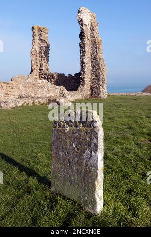 Vue rapprochée d'une partie des vestiges de l'église Sainte-Marie, au parc régional Reculver, Thanet, Kent Banque D'Images