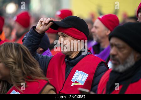 UTRECHT - 15/02/2023Members des syndicats CNV, FNV et CMHF participent à une manifestation nationale sur le Jaarbeursplein à Utrecht. Ils s'engagent à une meilleure convention collective pour les employés municipaux. Les consultations à ce sujet avec l'Association des municipalités néerlandaises (VNG) ont été interrompues. ANP JEROEN JUMELET pays-bas sortie - belgique sortie Banque D'Images