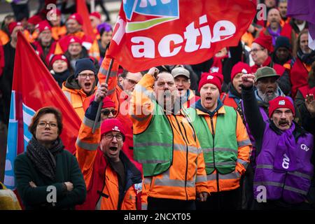 UTRECHT - 15/02/2023Members des syndicats CNV, FNV et CMHF participent à une manifestation nationale sur le Jaarbeursplein à Utrecht. Ils s'engagent à une meilleure convention collective pour les employés municipaux. Les consultations à ce sujet avec l'Association des municipalités néerlandaises (VNG) ont été interrompues. ANP JEROEN JUMELET pays-bas sortie - belgique sortie Banque D'Images