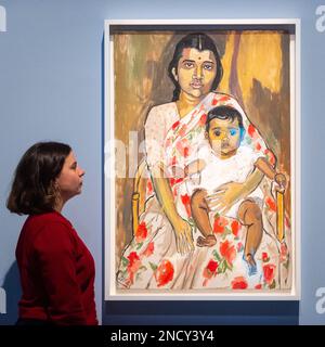 Londres, Royaume-Uni. 15 février 2023. Un membre du personnel voit 'Mother and Child', 1962 ans, par Alice Neel à un aperçu de 'Hot Off the Griddle', la plus grande exposition britannique à ce jour des œuvres de l'artiste américaine Alice Neel (1900–1984). Plus de 70 de ses portraits de sujets à New York sont exposés à la Barbican Art Gallery du 16 février au 21 mai 2023. Credit: Stephen Chung / Alamy Live News Banque D'Images