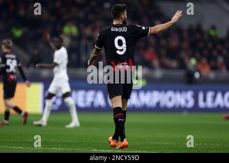 Olivier Giroud de l'AC Milan gestes pendant le tour de la Ligue des champions de l'UEFA de 16 première jambe match entre l'AC Milan et Tottenham Hotspur au stade Giuseppe Meazza sur 14 février 2023 à Milan, Italie. Banque D'Images