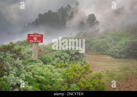 Zone fermée séjour sur le panneau de signalisation Trail sur le sentier de randonnée près du Golden Gate Bridge, San Francisco, Californie, Etats-Unis Banque D'Images