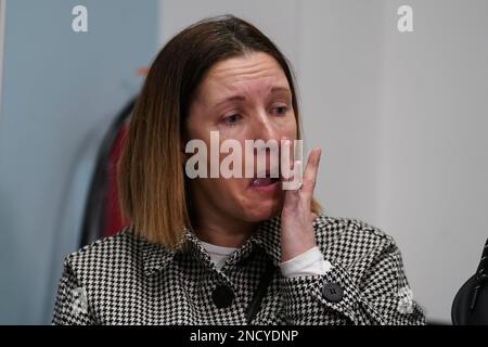 Gillian Sinclair, la sœur de Joseph Sneddon, lors d'une conférence de presse à la Bibliothèque centrale d'Édimbourg, en prévision d'une rencontre avec le Lord Advocate, Dorothy bain KC, au bureau de la Couronne et Procureur fiscal à Édimbourg. Joseph Sneddon est mort sur 8 avril 2022, après avoir été en contact avec la police de Kirkcaldy à l'hôpital Victoria, à Kirkcaldy, et aurait été retenu pendant une période prolongée. Date de la photo: Mercredi 15 février 2023. Banque D'Images