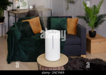 humidificateur d'air blanc moderne dans la salle de séjour Banque D'Images