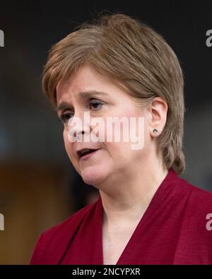 *FIILE PIC DATÉ du 9 FÉVRIER 2023* Édimbourg, Écosse, Royaume-Uni. 15th févr. 2023. PHOTO : Nicola Sturgeon MSP, première ministre de l'Écosse et chef du Parti national écossais (SNP) annonce qu'elle s'en va au cours d'une conférence de presse en direct organisée ce matin. Elle a été première ministre pendant 8 ans mais la pression politique croissante après le plus récent scandale du projet de loi sur la réforme de la reconnaissance des genres (GRR), avec une liste de crédit: Colin D Fisher crédit: Colin Fisher/Alay Live News Banque D'Images